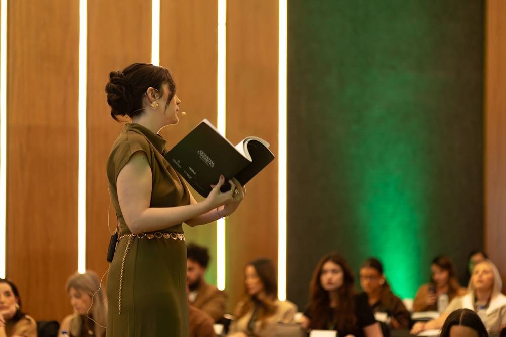 Marcela com o material na mão durante um encontro